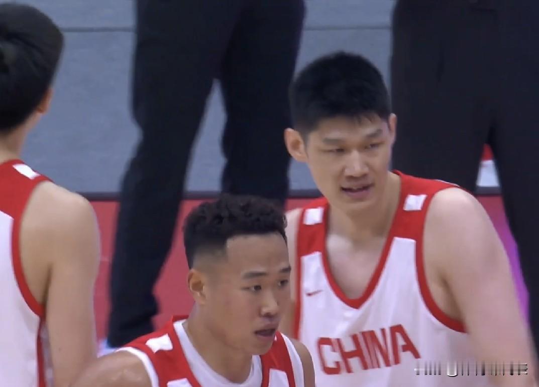 胡明轩回归替补出战，中国男篮首节命中六记三分得到29分！北京时间2026年8月1