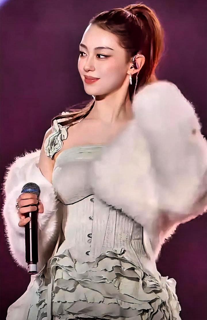 看到吉娜才知道，什么叫"建模脸"配"漫画身材"！

刚刷到吉娜早期活动图，我盯着