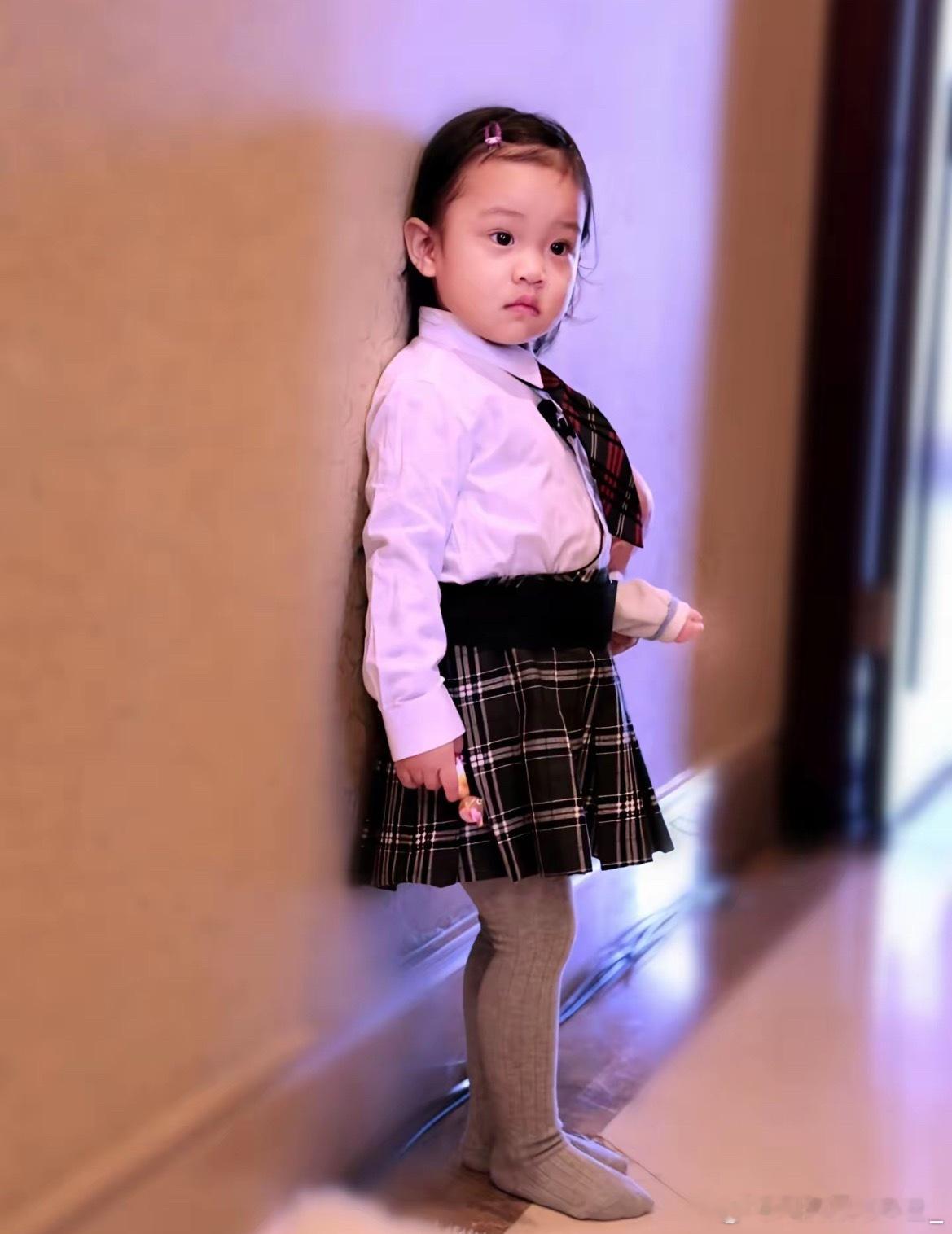 甜馨小时候和妈妈小时候太像了甜馨小时候和妈妈小时候太像了，这简直一模一样了 