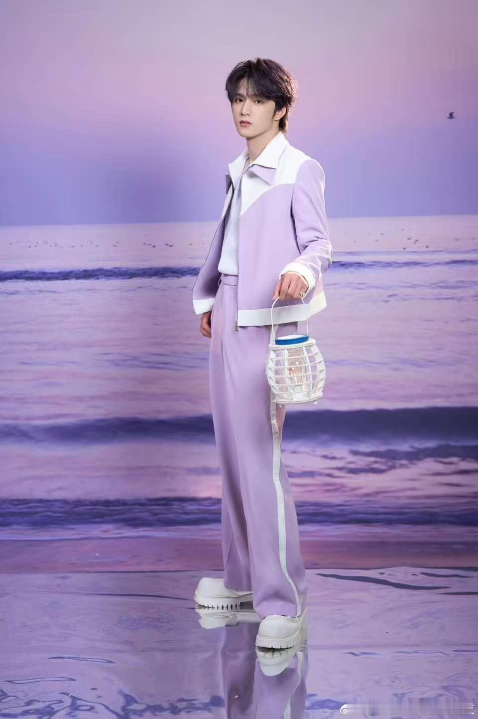 刘耀文说站姿微调15度 刘耀文微调15度站姿 刘耀文说站姿微调15度，帅酷coo