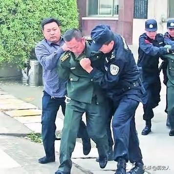 荒唐！男子冒充陆军少将行骗百万，当庭嚣张叫嚣：谁敢抓我？结局大快人心
 
“我是