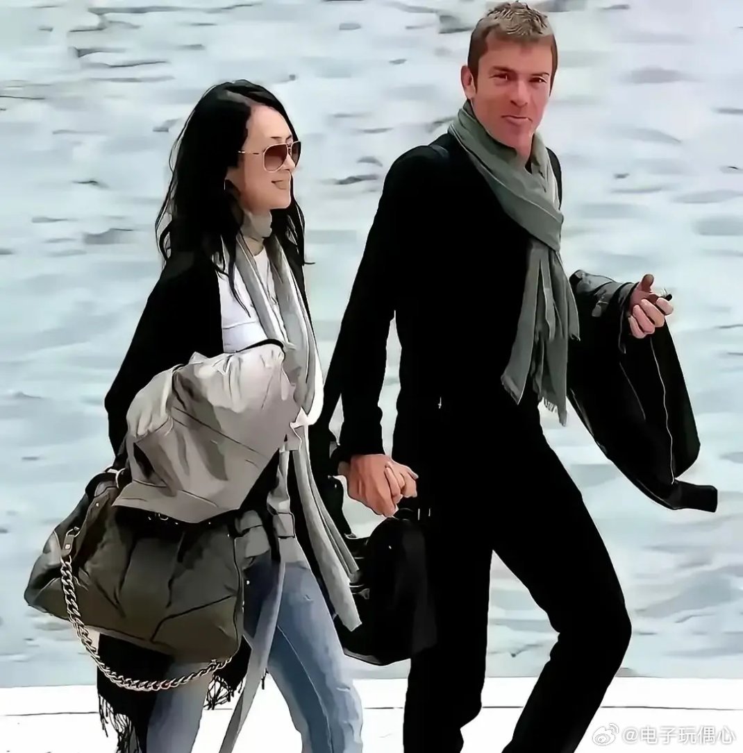 10多年前的老照片，在加勒比海边，章子怡与传媒大亨的合照 