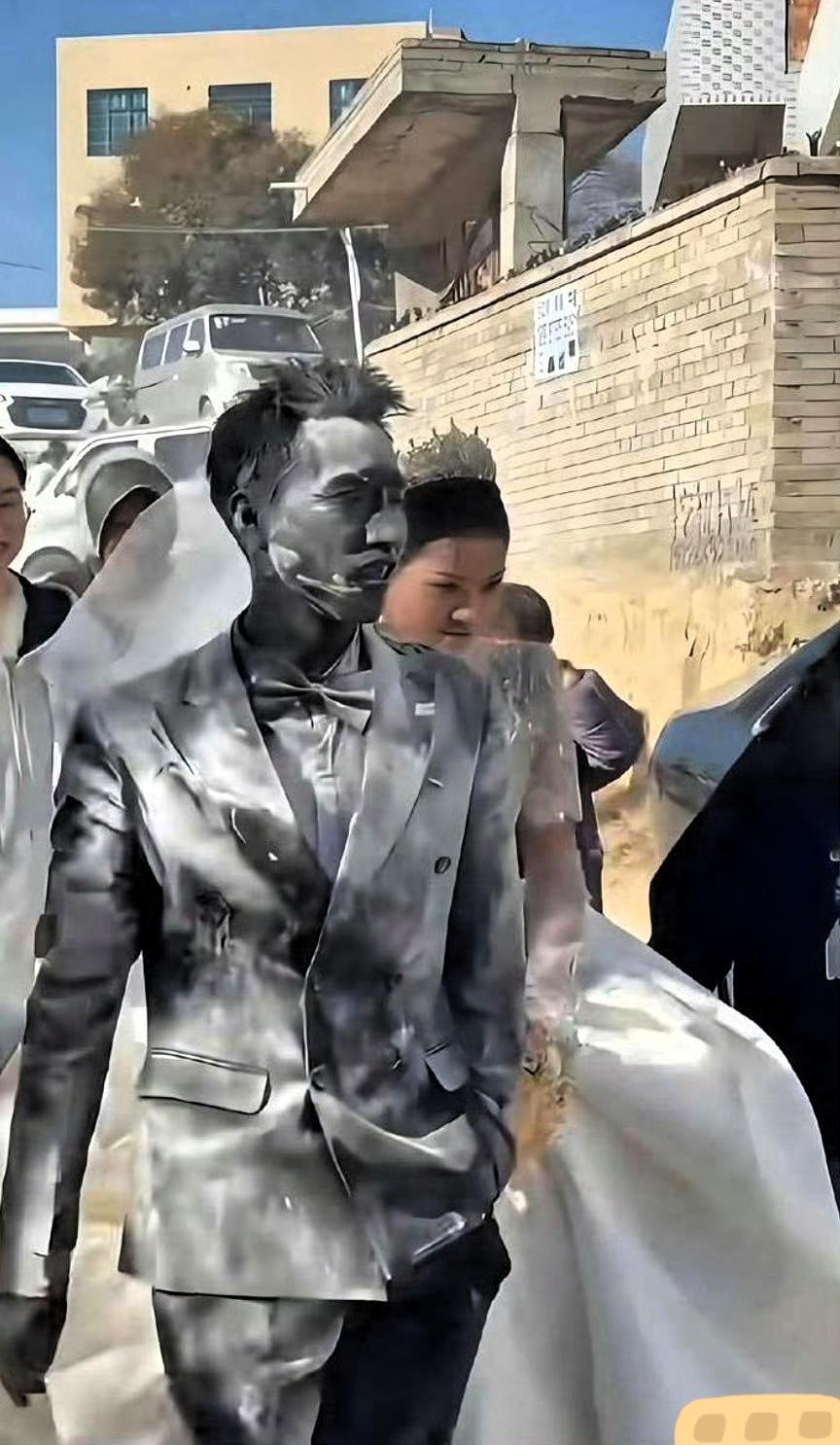 这个新郎怎么弄成这样了？是什么地方习俗吗
