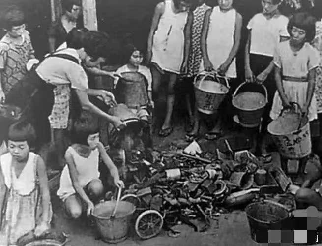 1943年，东京。日本侵华资源吃紧，天皇号召民众捐出家中铜铁器打造子弹。一夜之间