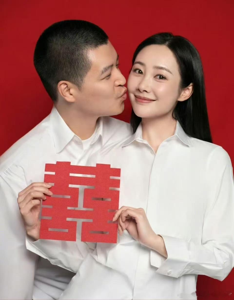 马頔说李纯很假 笑死，马頔嘴硬说“假”，下一秒就凑过去亲亲抱抱了！节目里恩爱细节