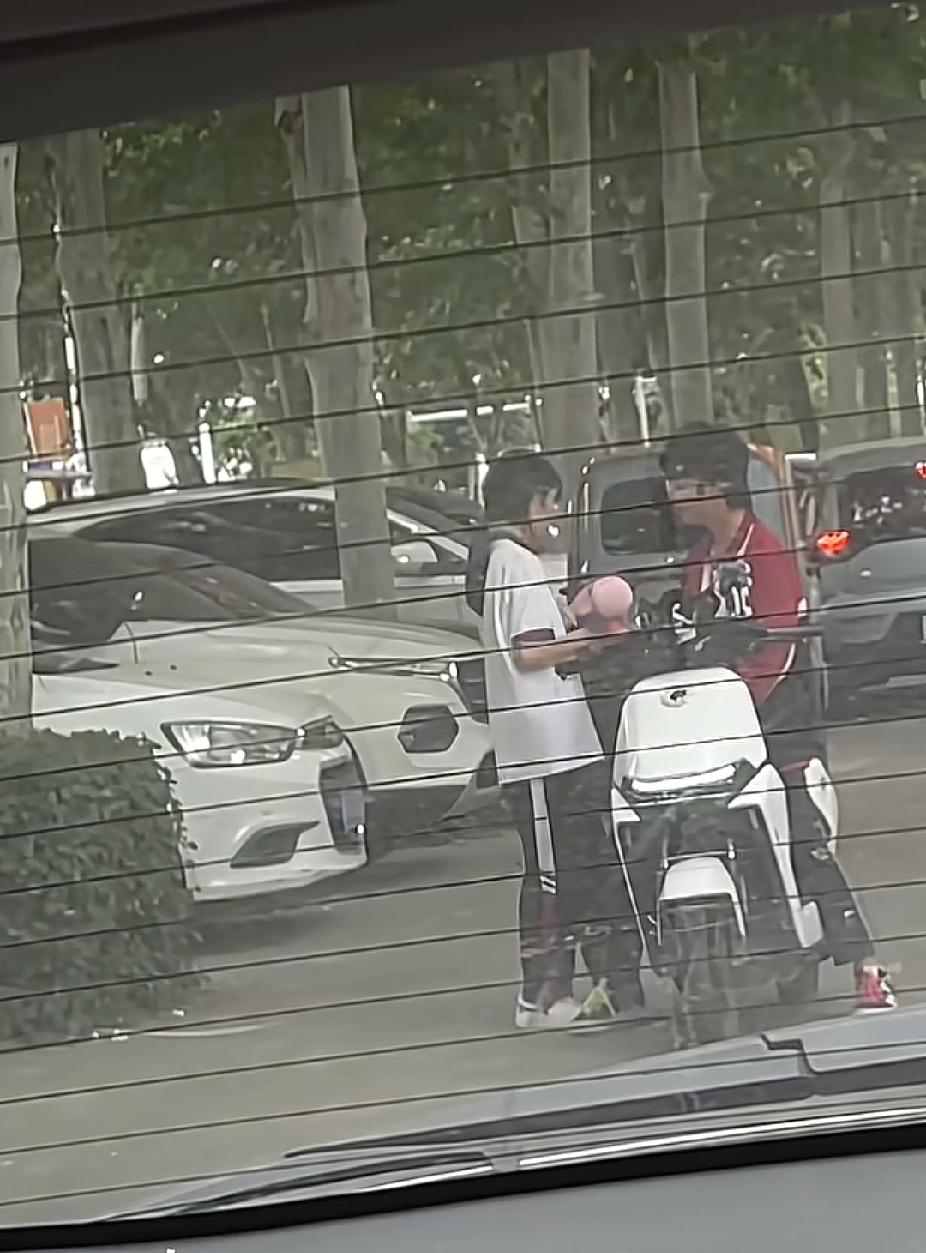 一个男同事笑着说
不许动
跟你说四件事你肯定做不到
我说：说说我听听
第一，你的