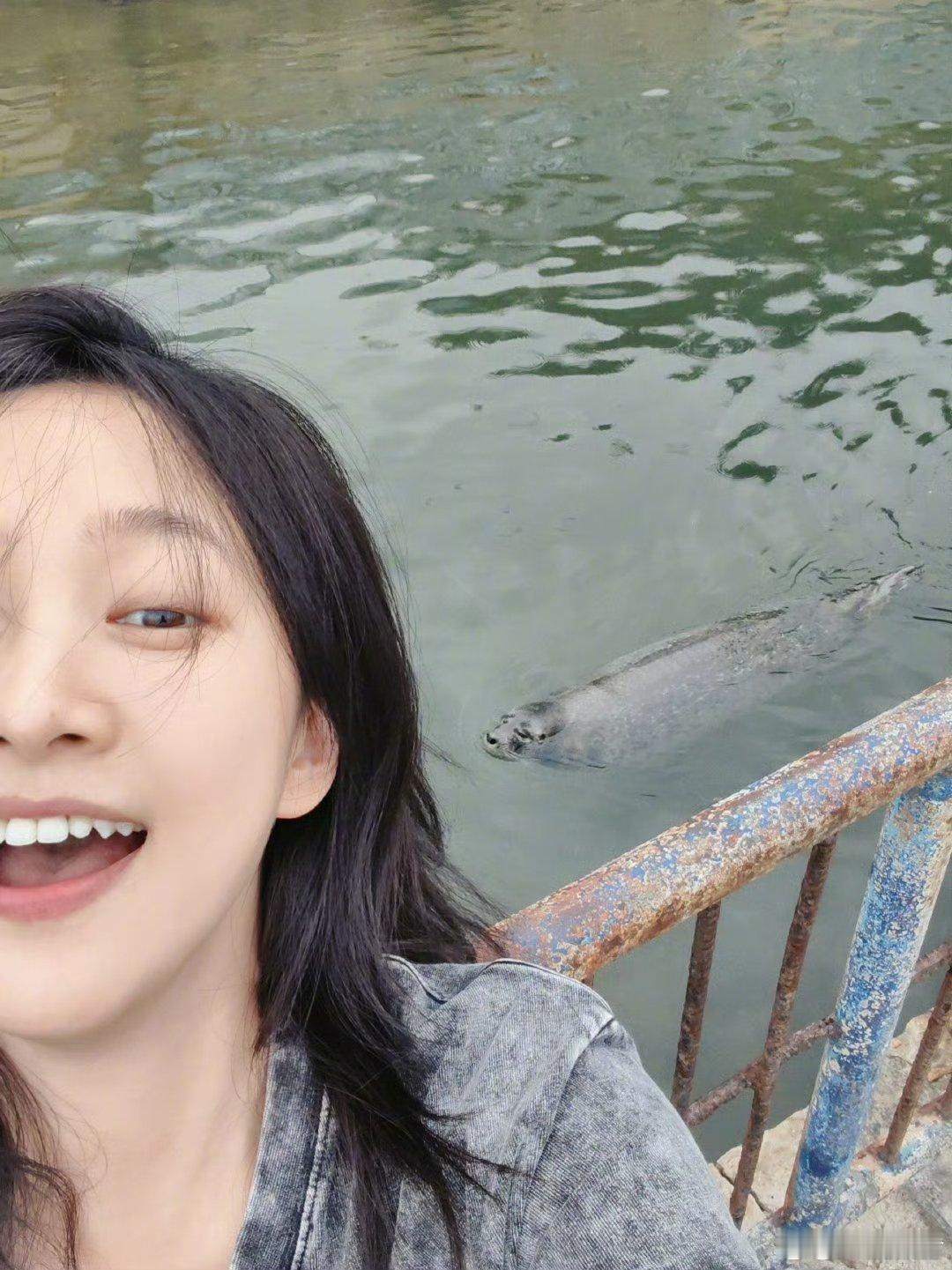 刘美含谈恋爱了 谁能懂这种娇羞感啊！说“发信息会脸红”的时候，感觉她眼睛里都闪着