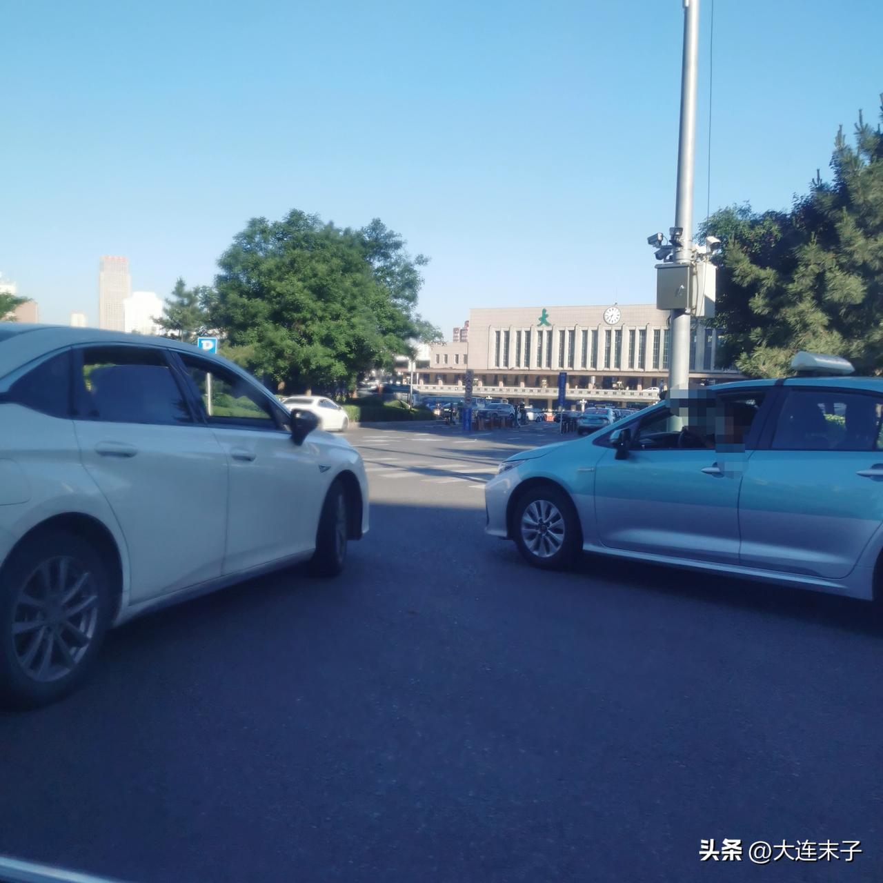 这嗑咋能在马路中央唠？

昨天早上6:30，我们快进大连火车站的时候站，一辆白色