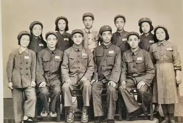 1952年文件要求，1955年底前10万女军人须处理完毕：转业或复员
新中国成立
