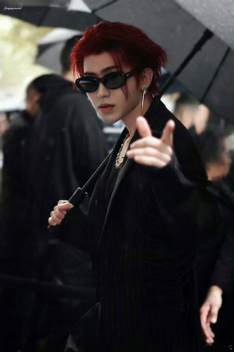 谁懂蔡徐坤哥哥这张撑伞☔️照的含金量啊！｜蔡徐坤[心] ​​​
