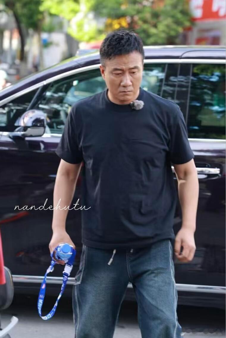 陈哲远[超话]胡军李乃文陈哲远已读乱回 最喜欢这种松弛的同框，陈哲远努力接梗，两