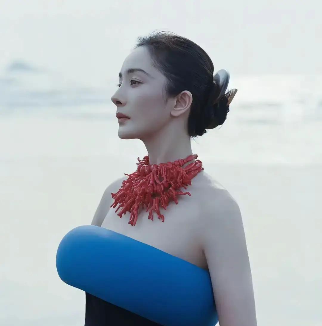 你还在看红毯比美？
杨幂直接把红毯变成了超现实主义画廊。
那串200万的辣椒项链
