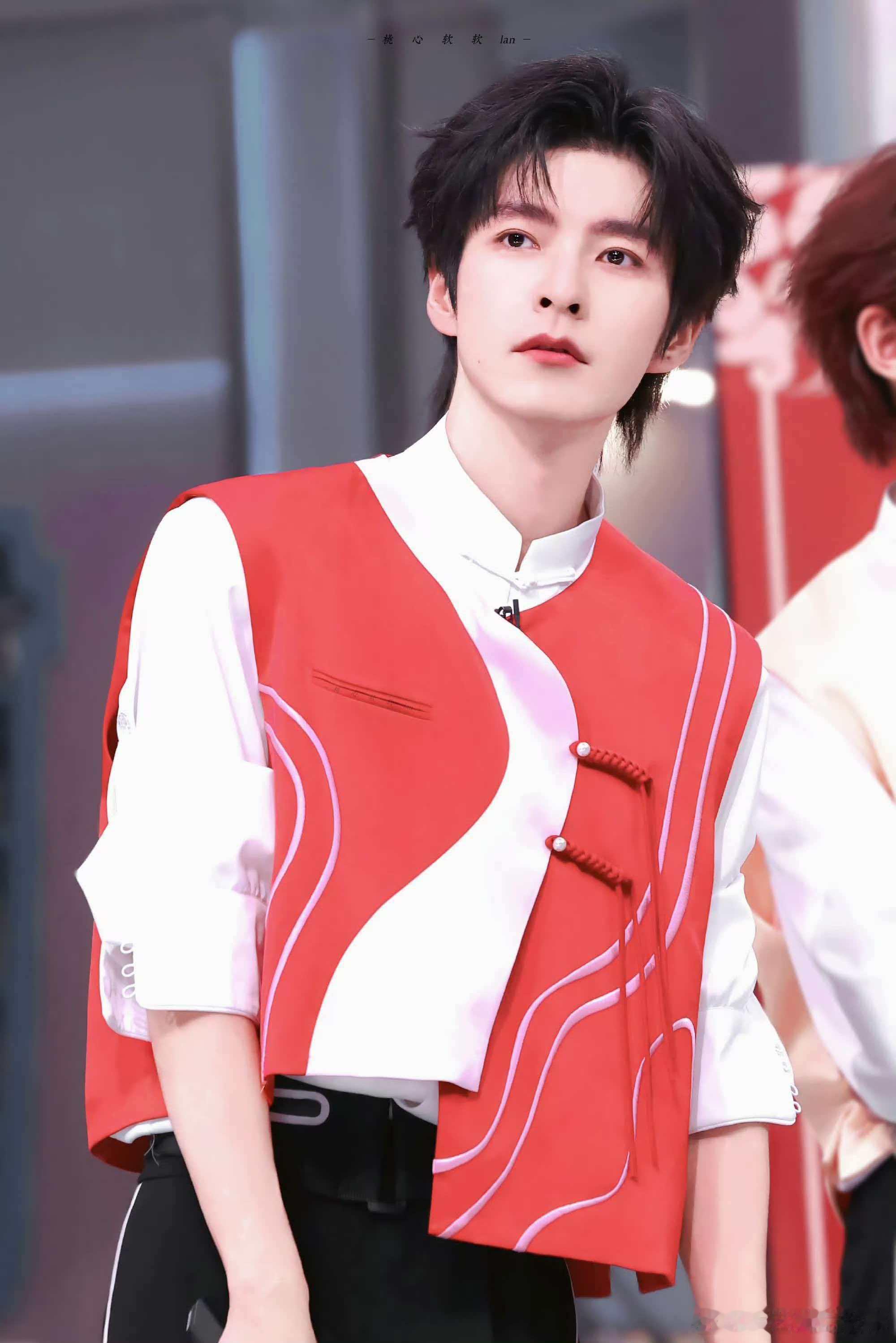 好六街努力担当文韬上线！跳舞没有功劳也有苦劳，认真舞动的样子又憨又可爱😜文韬跳