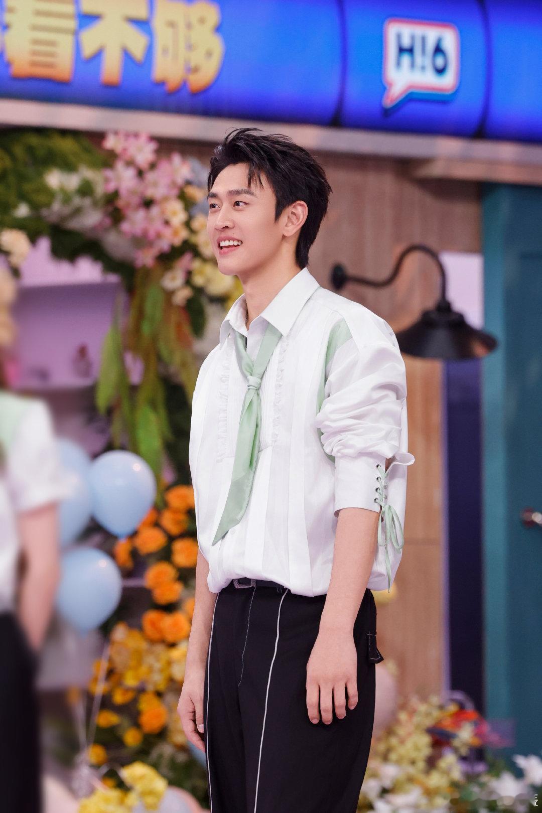 王天辰把皮衣焊在身上了你好星期六现场爆笑不断，泽林贴心提醒温度，劝王天辰不用硬穿