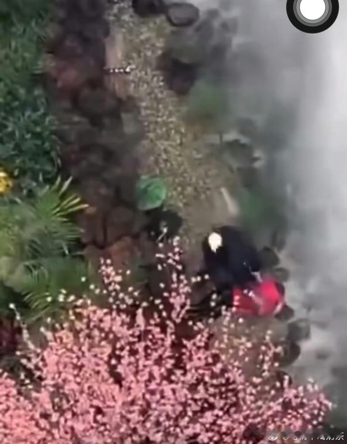 对于一个经营已经举步维艰的店家来说，再收到让撤离的消息不亚于一场晴天霹雳，

都