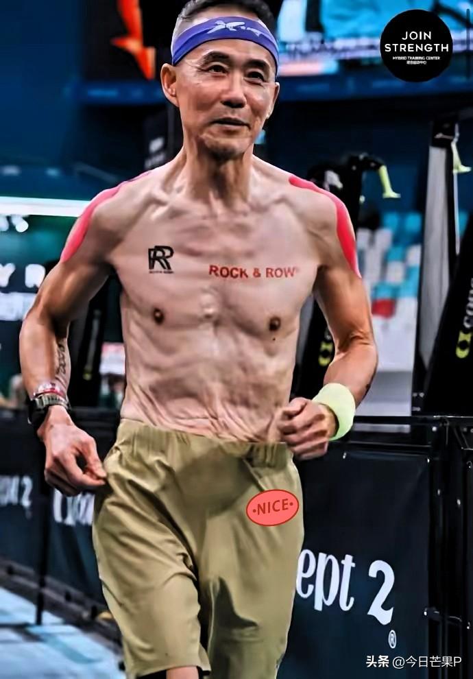 王石作为参赛选手，参加了上海室内综合体能挑战赛。照片显示，老态龙钟，肌肉流失严重