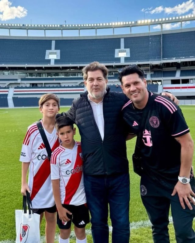 🇦🇷😍蒂总身穿河床球衣参观纪念碑球场🔴⚪️ 蒂亚戈梅西[超话]  