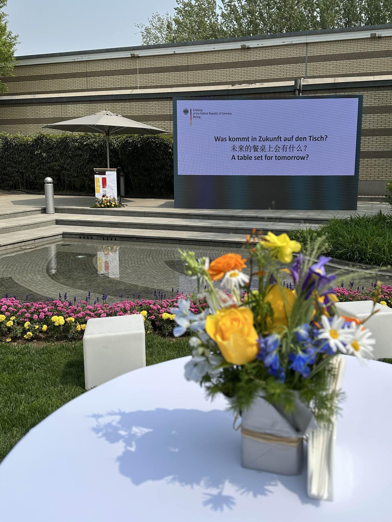 “未来餐桌上会有什么？”在这一主题下，德国驻华大使傅融博士与来宾在一年一度的使馆