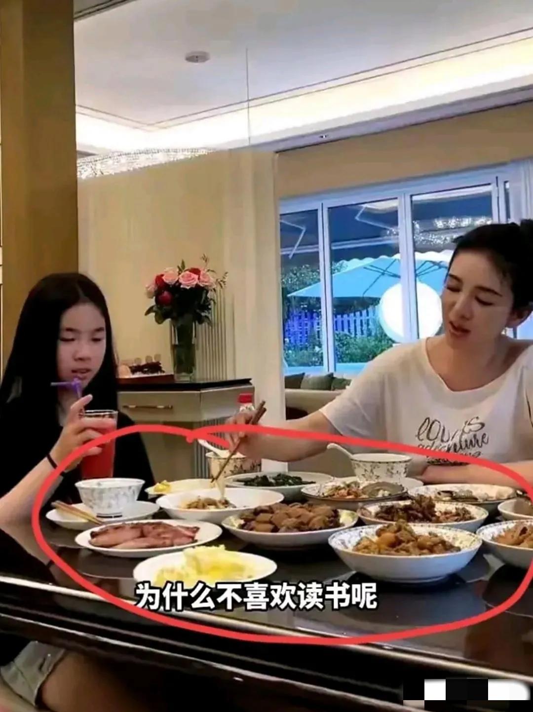 黄奕与女儿两个人吃顿饭居然这么品类繁多，六色尽有，这么荤素搭配，营养丰盛，怪不得