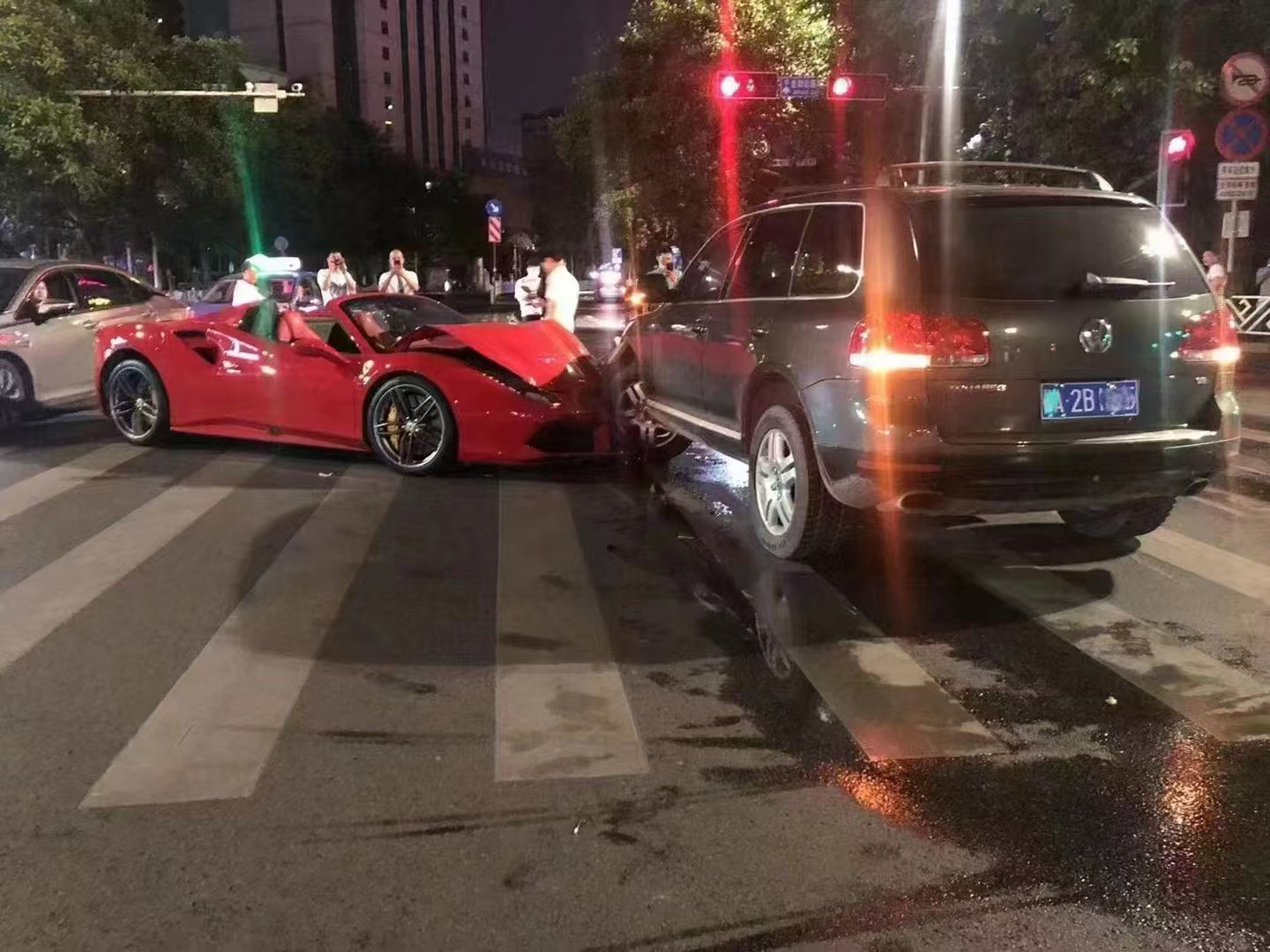 美女一手法拉利488 Spider即将上架[二哈] 