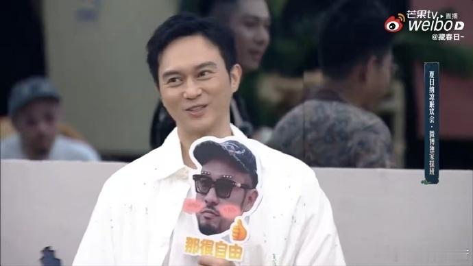 张智霖被袁咏仪忽悠来的披哥  智霖哥的表情太可爱了，家里身不由己，出来就自由了，