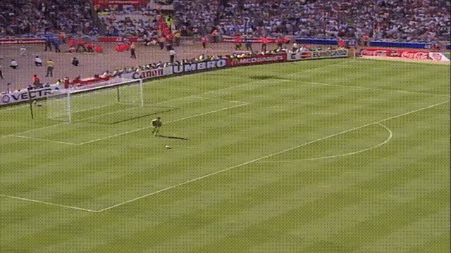 世界足坛无法复制的“艺术品”，哪一粒才是历史最佳“一停一射”的经典进球？