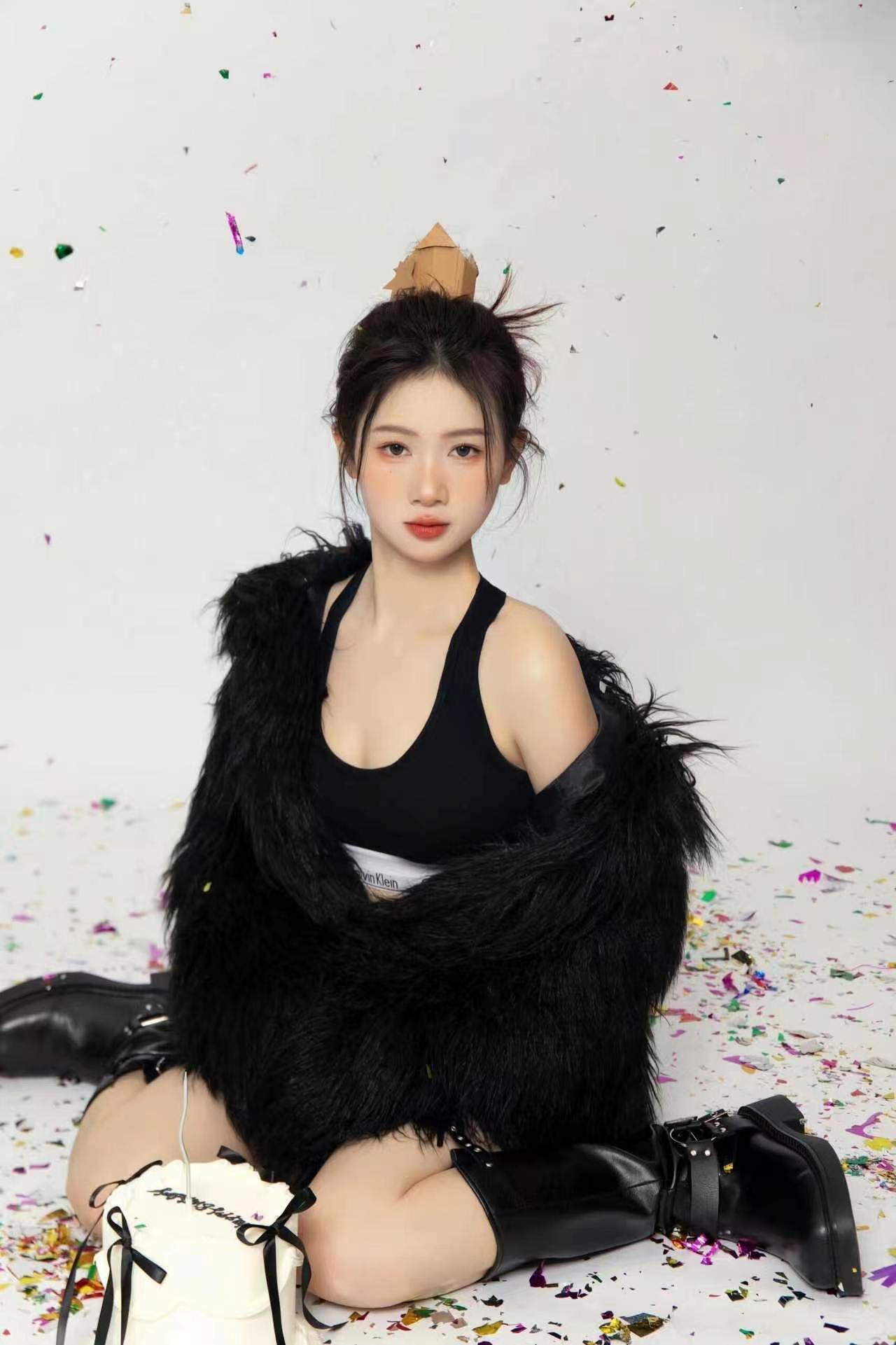 黑色背心+皮草，是生日派对上“又贵又不好惹”的顶级配置。🖤🦅 这组皮草黑色背