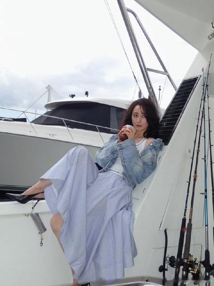 被格外眷顾的蒋勤勤从琼瑶笔下的水灵到实力影后，蒋勤勤的每一步都走得从容且坚定。她