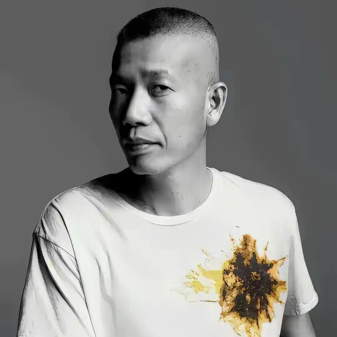 蔡国强，
越查越越觉得可怕，
1万米长导火线，600公斤火药，原来他在1993年