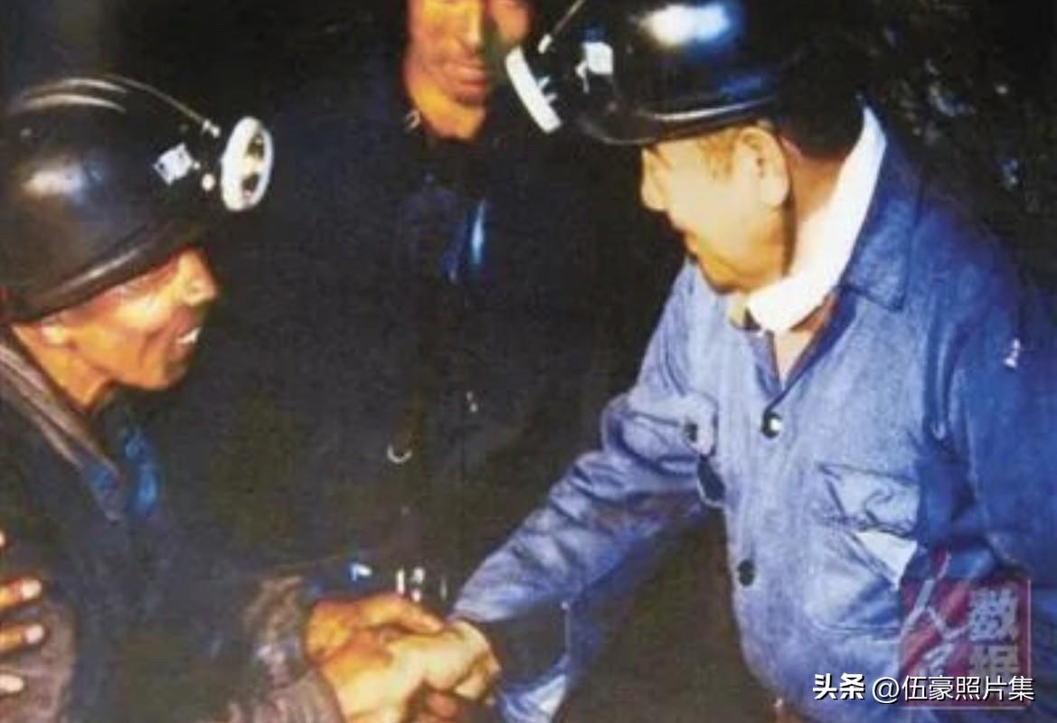 1989年3月，时任内蒙古自治区党委副书记、政府主席的布赫同志，深入乌海市五虎山