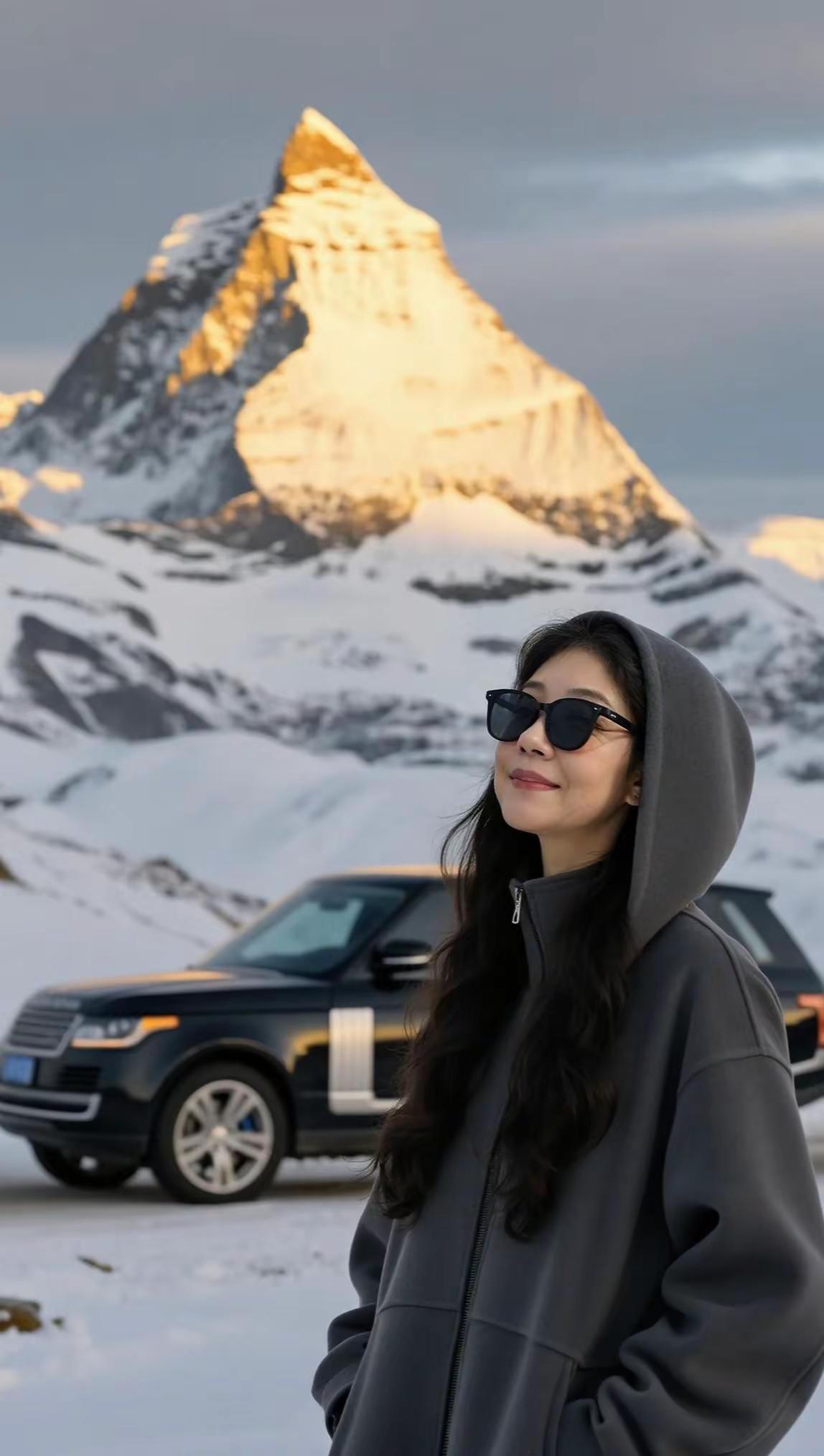 日照金山。AI雪山旅人照