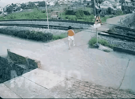 太想不到啊，
这样的事故也会发生，
明显是这个女人的责任，

是她看不见还是听不