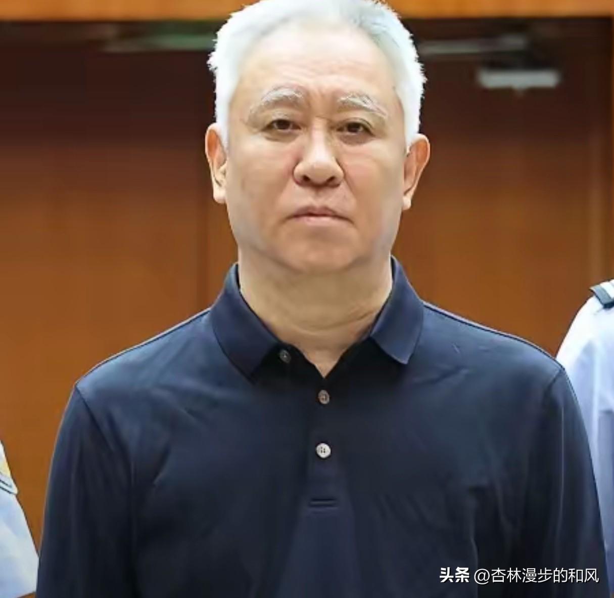 许家印和前妻丁玉梅共育两个儿子，履历都相当不简单！大儿子许智健：他是清华大学毕业