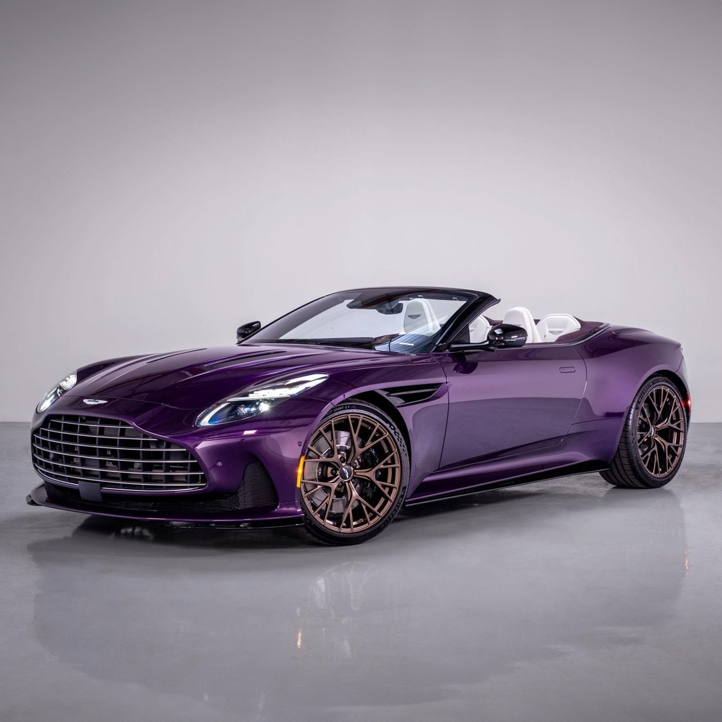 2025 阿斯顿-马丁 DB12 Volante 采用风暴紫车身，这个颜色对于女