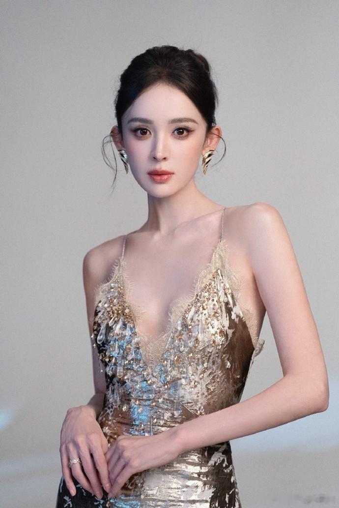 1.胡彦斌对女朋友挺大方的，舍得花钱买各种礼物，前任都想回头求复合，不求爱情了，