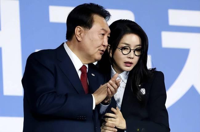 韩国掀起轩然大波！

2025年11月7日，韩国前总统尹锡悦和他夫人金建希竟然在