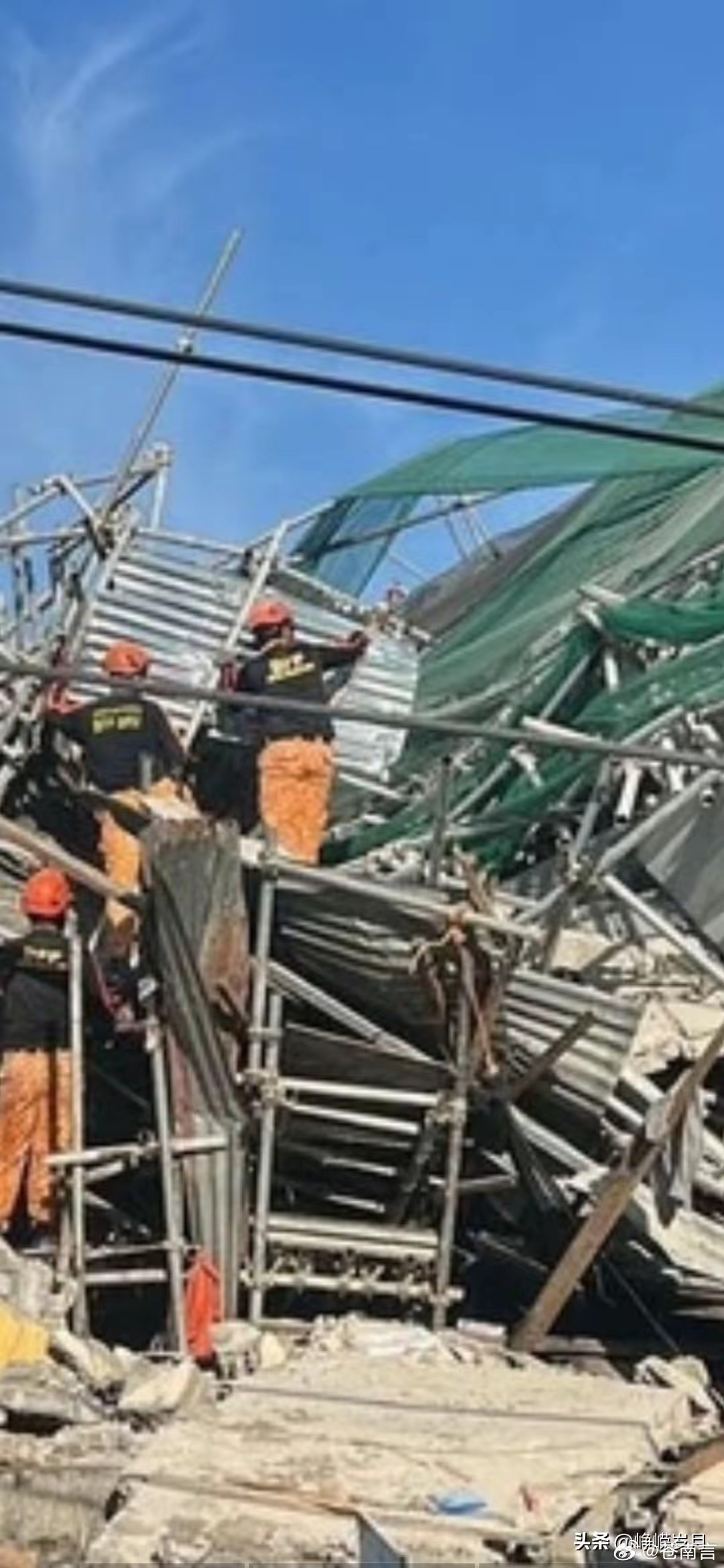 菲律宾楼房坍塌至少30人被困菲律宾板邦牙省安赫菜斯市，一座在建的9层酒店，突然发