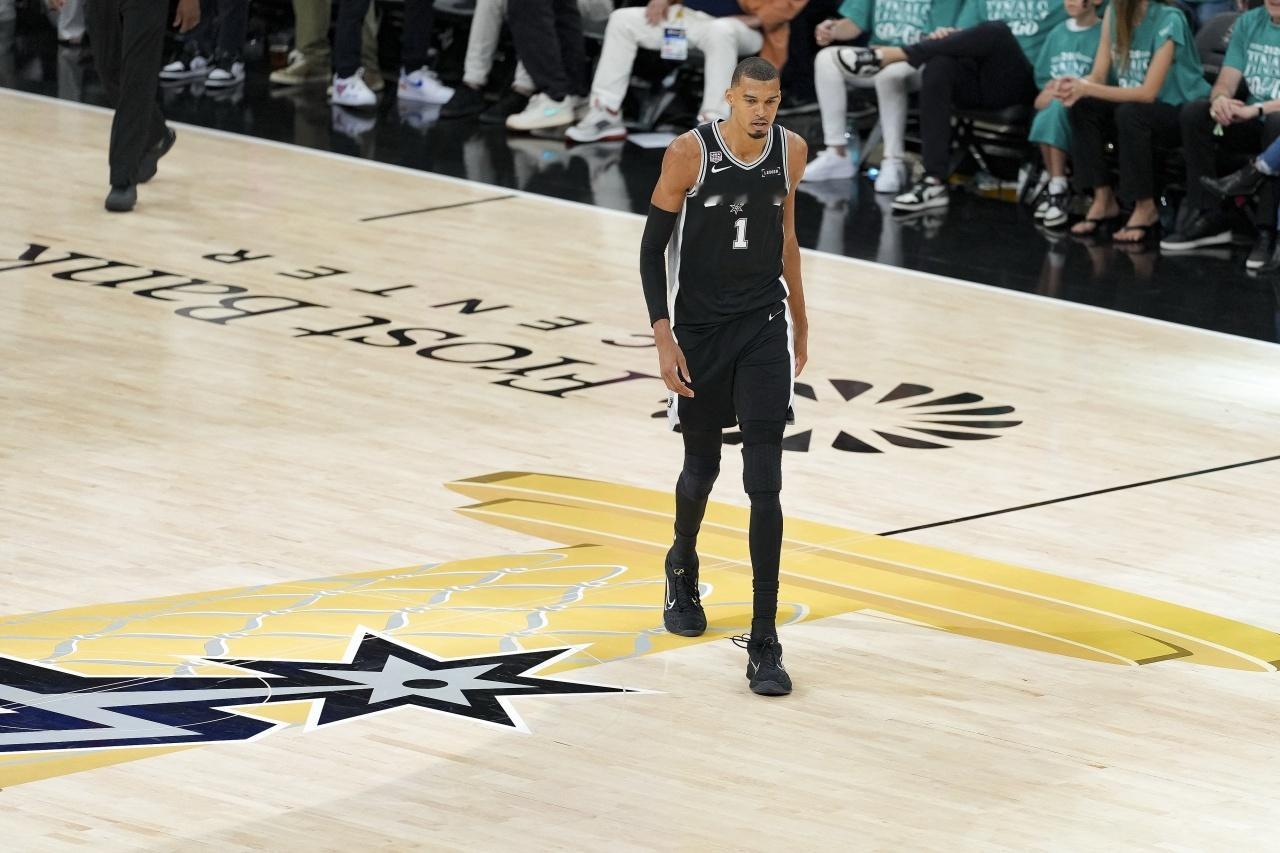 NBA总决赛马刺vs尼克斯成也文班，败也文班。 