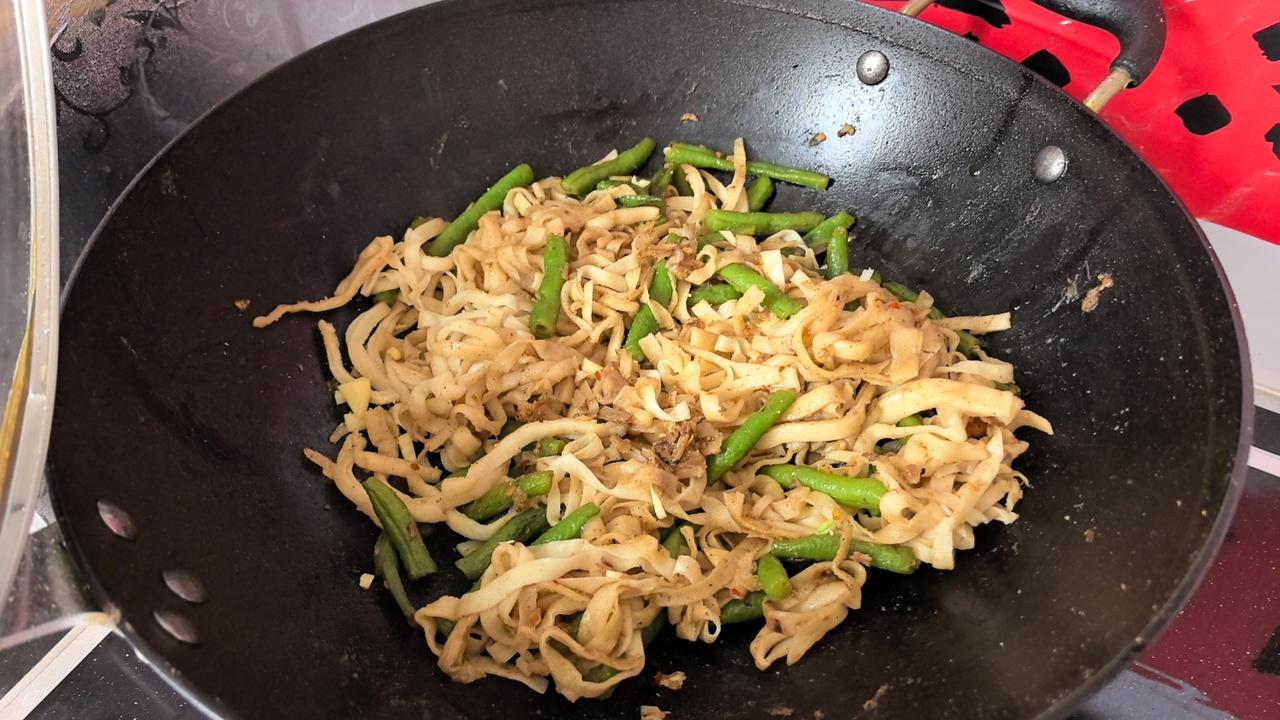 休息在家，做点焖面，掌握好三个五分钟：豆角炒五分钟，煮五分钟，放进面条五分钟！