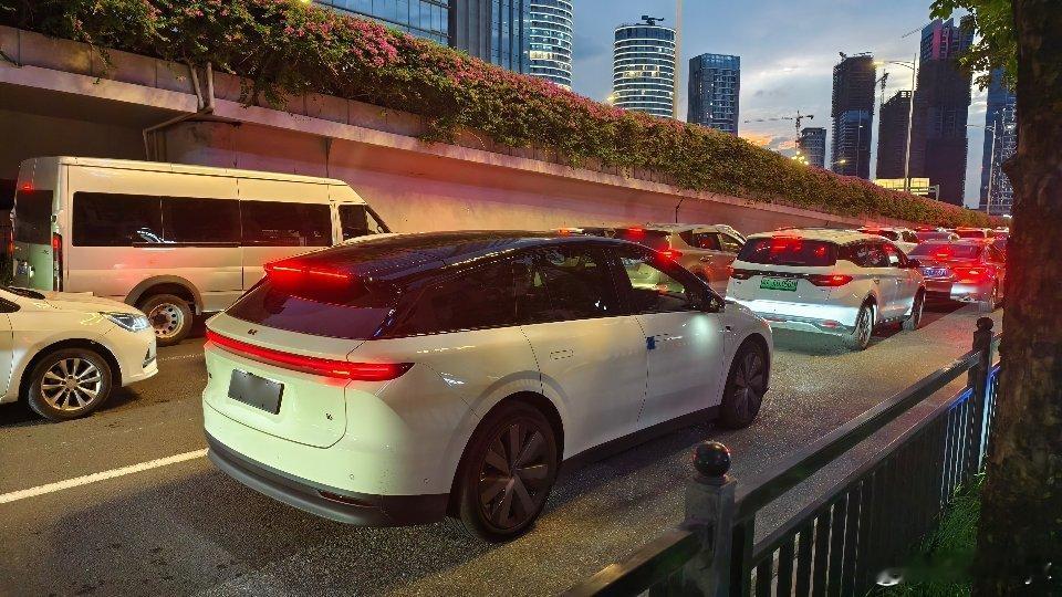 理想i6第10万辆量产车正式下线不得不说，理想I6的销量和能见度越来越高！身边购