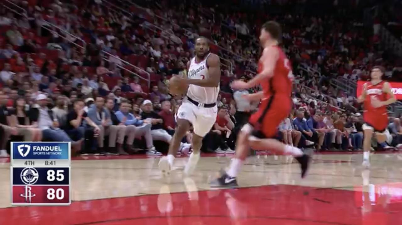 感觉小卡真是想赢啊，都把护具给摘了！
上一场比赛，快船就是输在了第四节刚开始被火