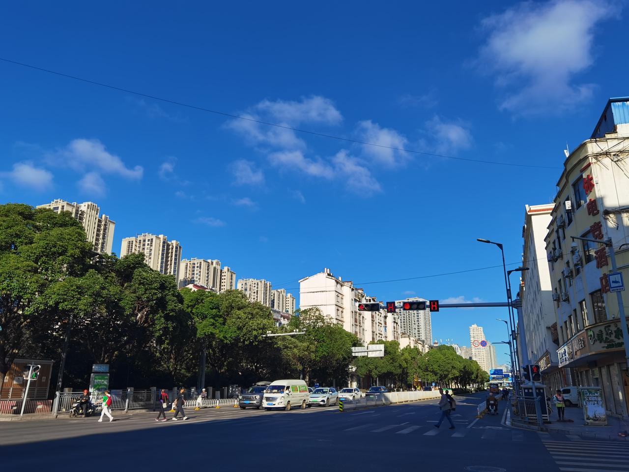 曲靖天空湛蓝，真是视觉盛宴

昨天早晨起床，仰望天空湛蓝湛蓝，仿佛一块巨大的蓝宝