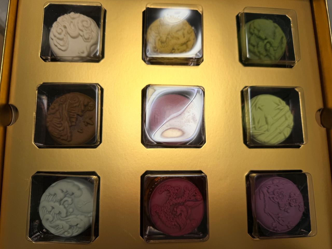 昨天朋友给我寄了两盒东方甄选的月饼。说实在的，这月饼品质真的出彩，不管是外观包装
