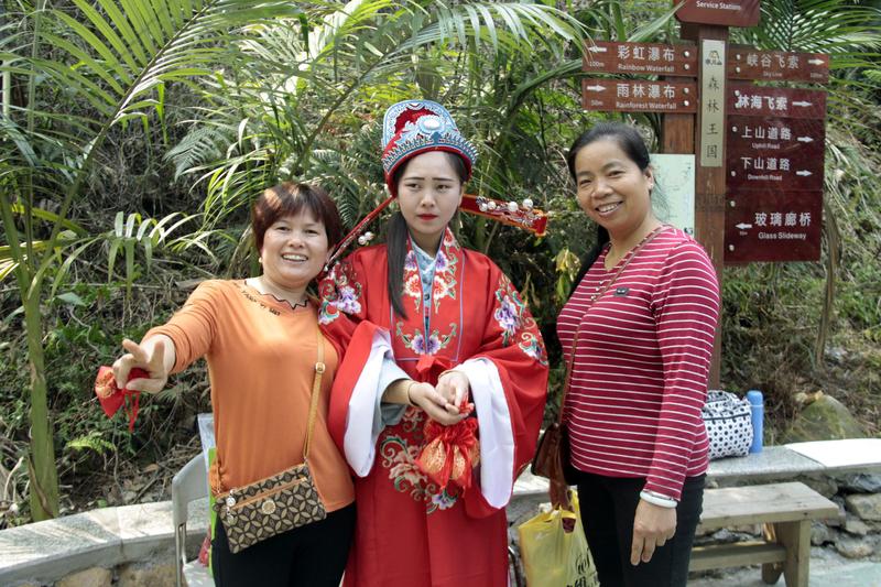 2026年春节，景区女财神被游客追得满场跑成了热门话题。有两起同款名场面，一是江