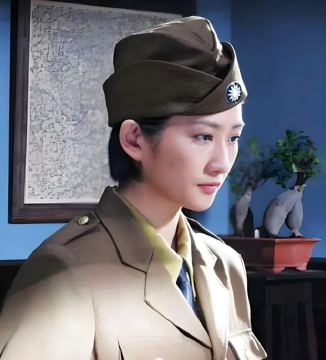 1938 年，四十一岁的戴笠以加班为由把秘书余淑衡带到自己的卧室里，并且还给她端
