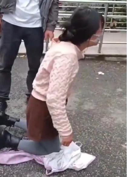 我有两套房子，大姑姐给我跪下了，求我给她儿子一套房结婚，还说我家是女儿反正结婚也