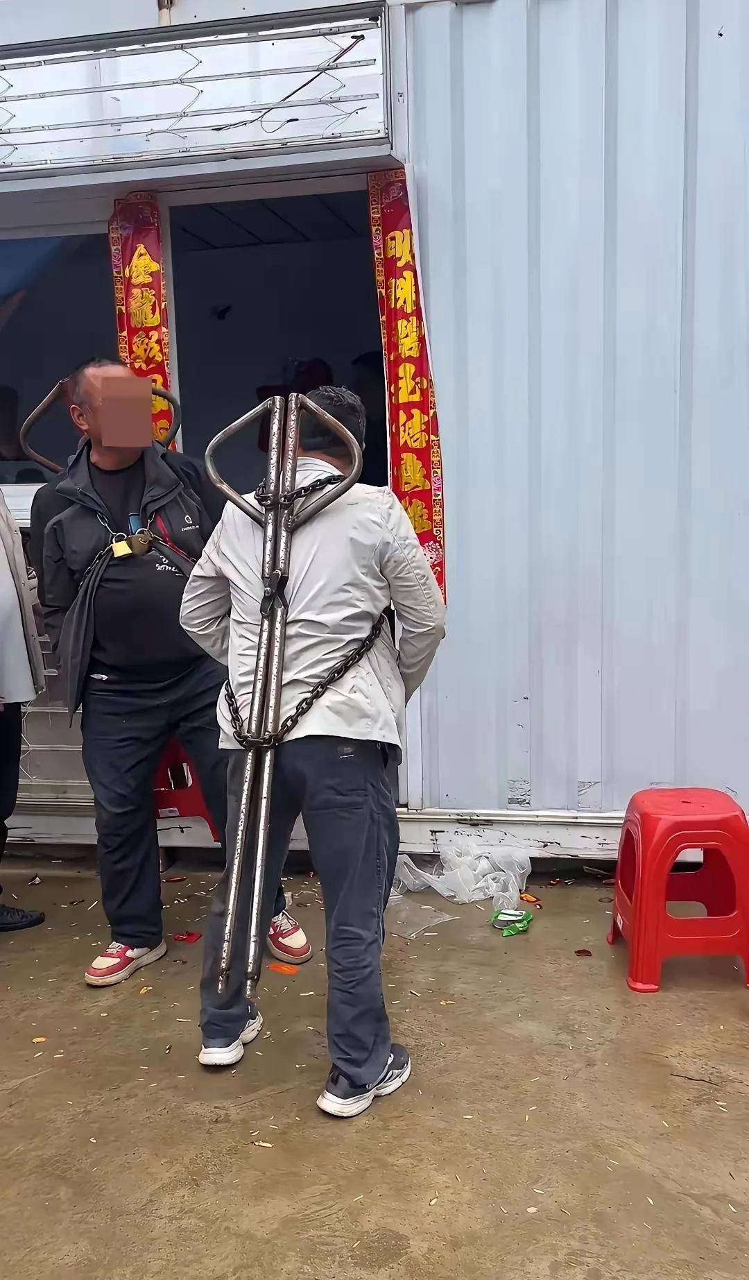 这是什么习俗？背上像背个大钳子一样！