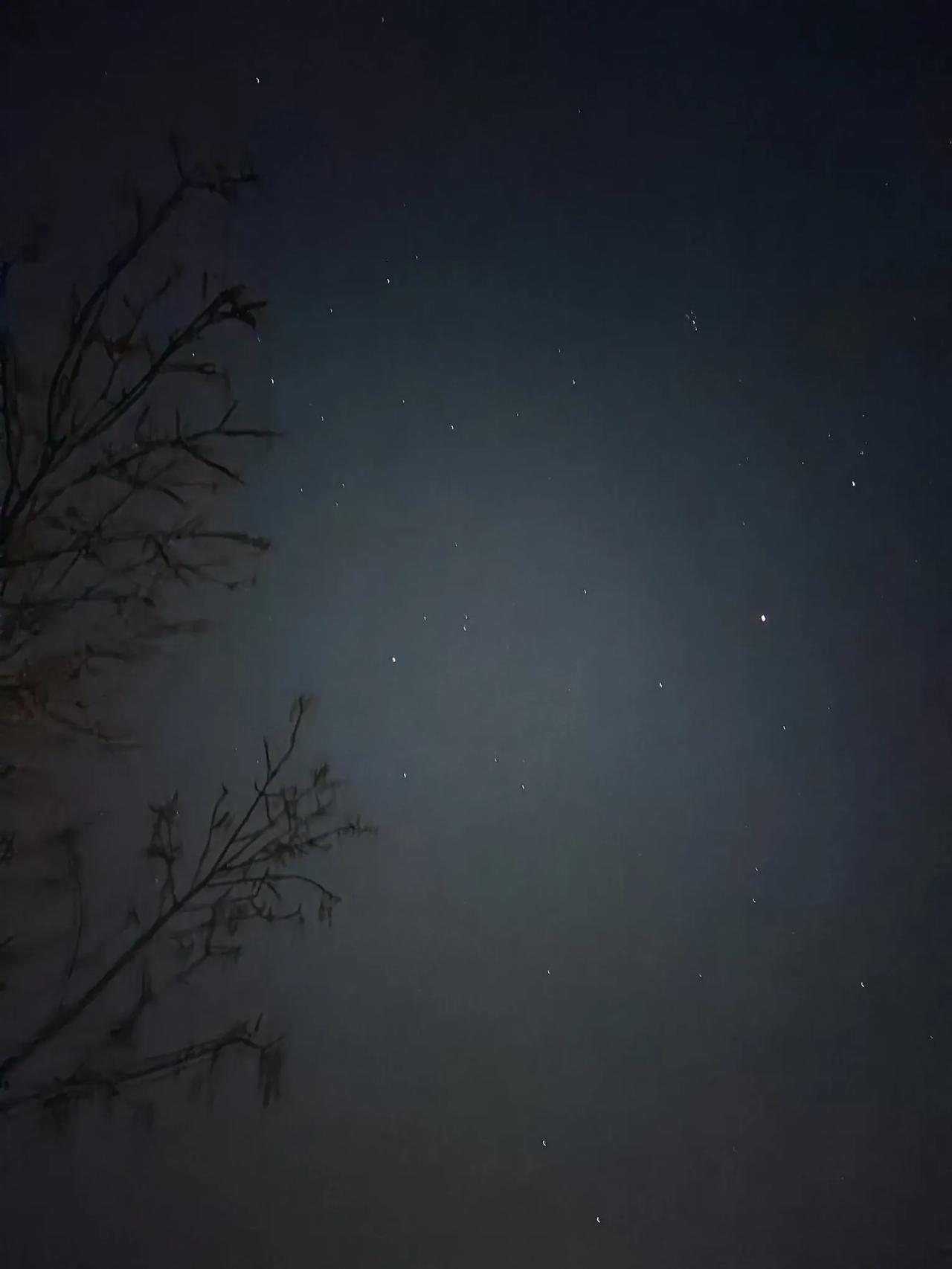 星空又回来了，手机直接拍也好看。
三十年前，晚上的灯光总是昏黄微弱的。以至于星空