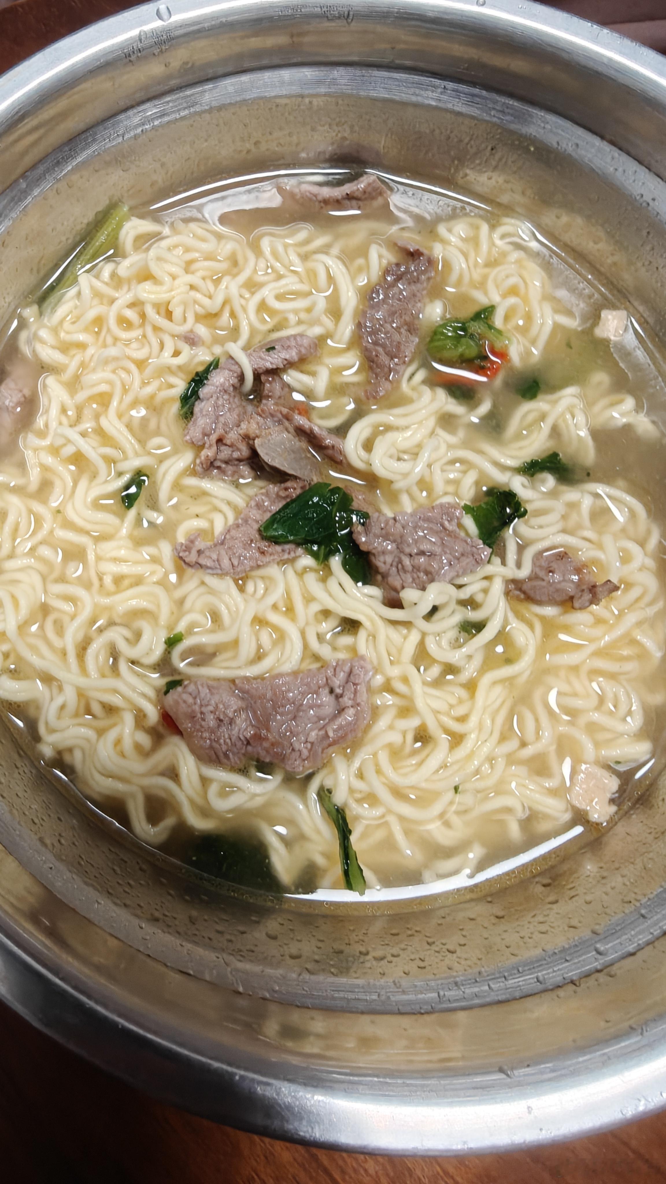 大半夜好饿，煮了一个正宗的牛肉面🍜(๑>◡<๑)，太香了！ 