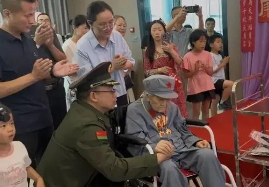105岁了，她还在说..."我没走完长征，不算英雄。"

6月27都江堰那场寿宴